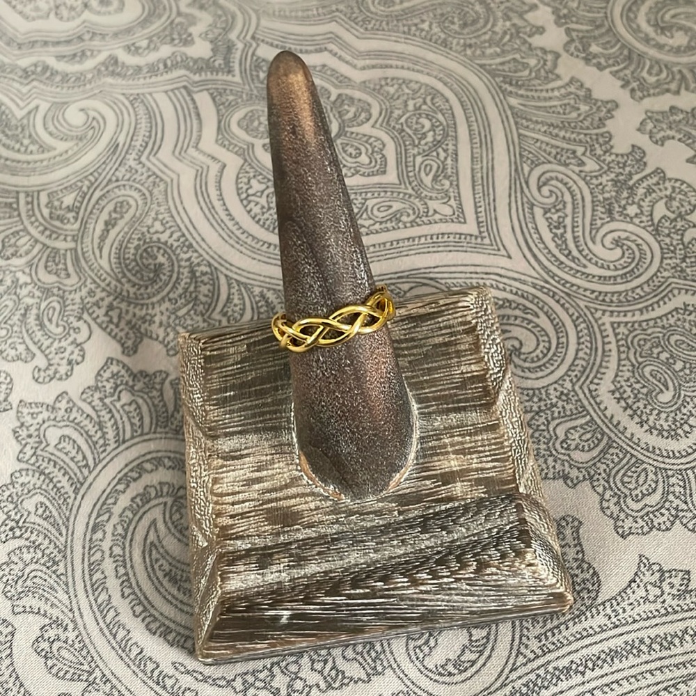 New Fashion ring in a gold tone women’s sz 7